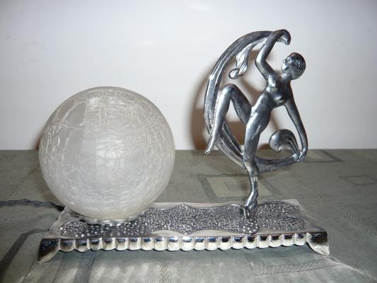 Lampe à boule avec sujet femme